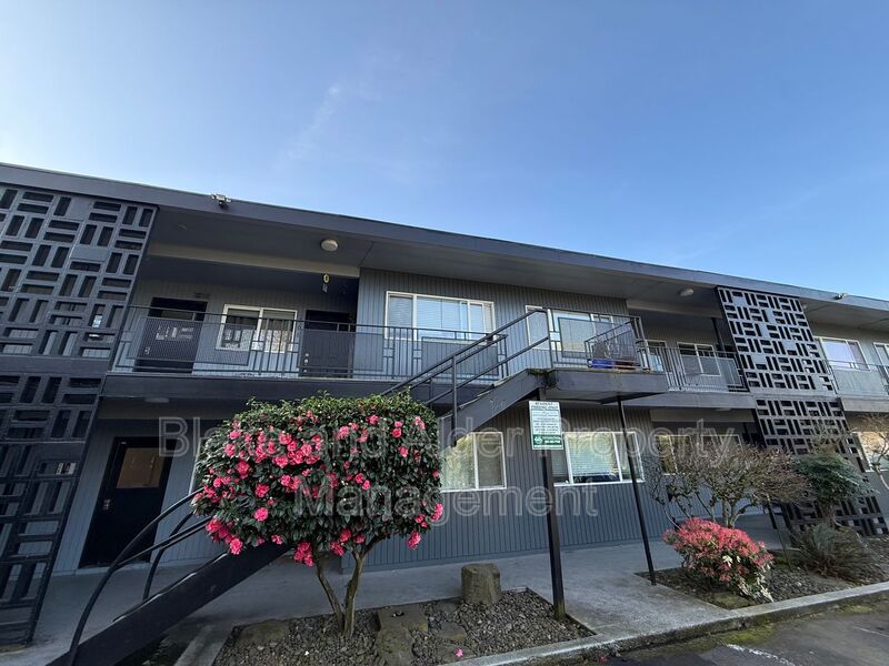 Beaverton Condo: 5950 SW Hall Blvd