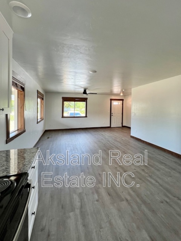 Salmon House: 908 Roosevelt Avenue