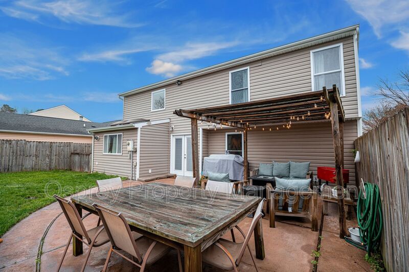 Spacious 4 Bedroom 3 Bath Home  - Photo 25