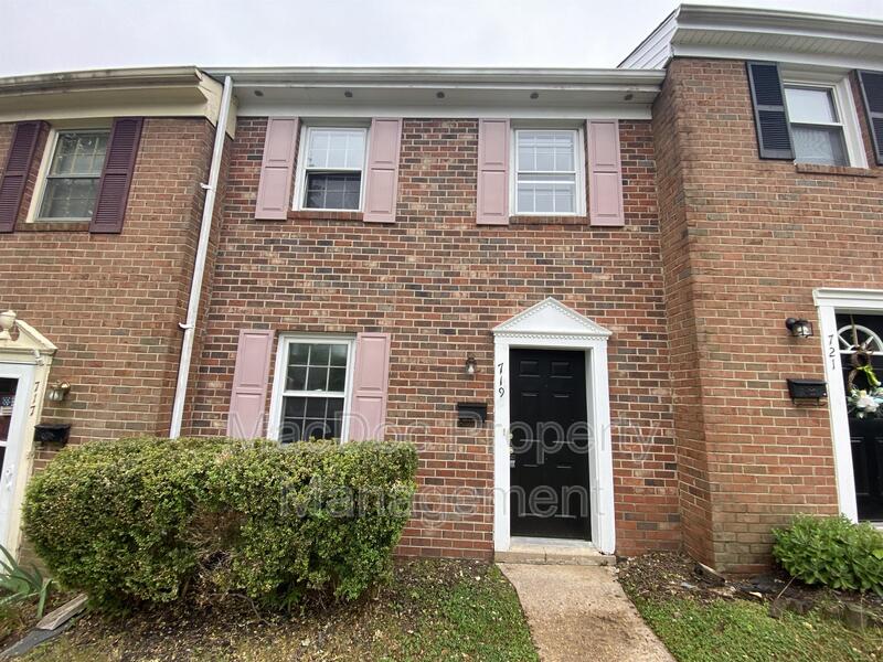 Fredericksburg Townhome: 719 Olde Greenwich Circle