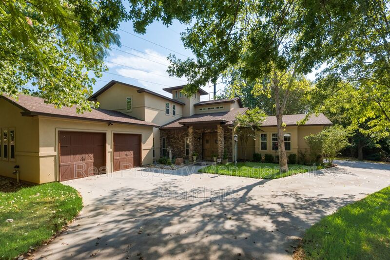Grapevine House: 625 Turtledove Ln