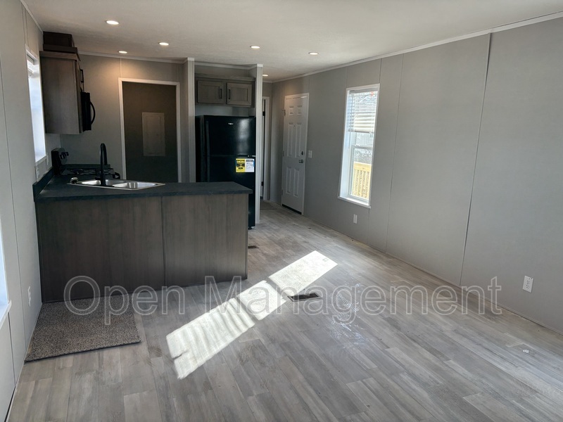 Nixa House: 16 English Village Park