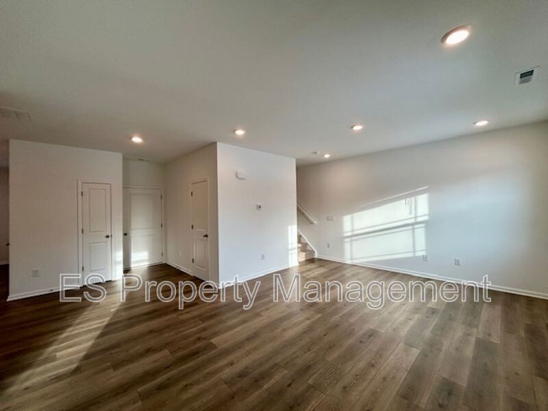 Beautiful, 2 Story Newly Built - 3 Bedroom, 2.5 Bath!  - Photo 2