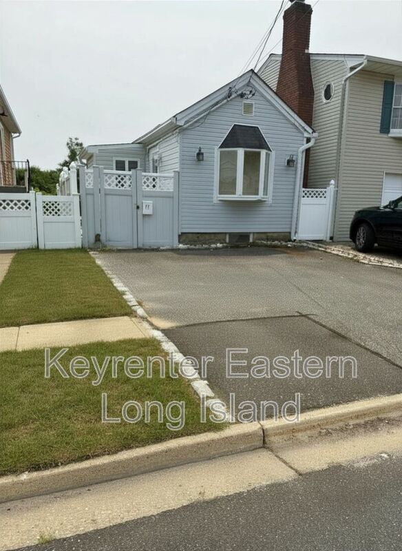 Lindenhurst House: 77 East Santa Barbara Rd