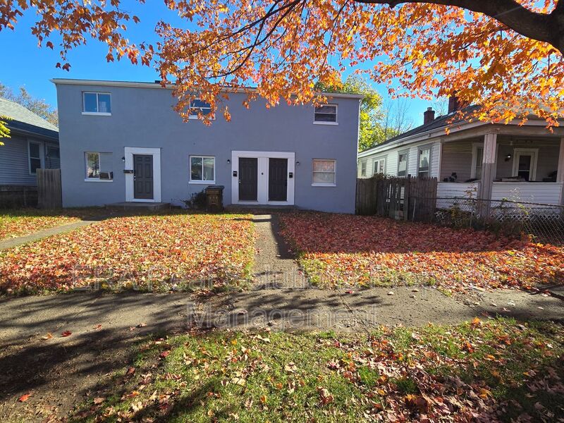 Columbus House: 446 S Yale Ave