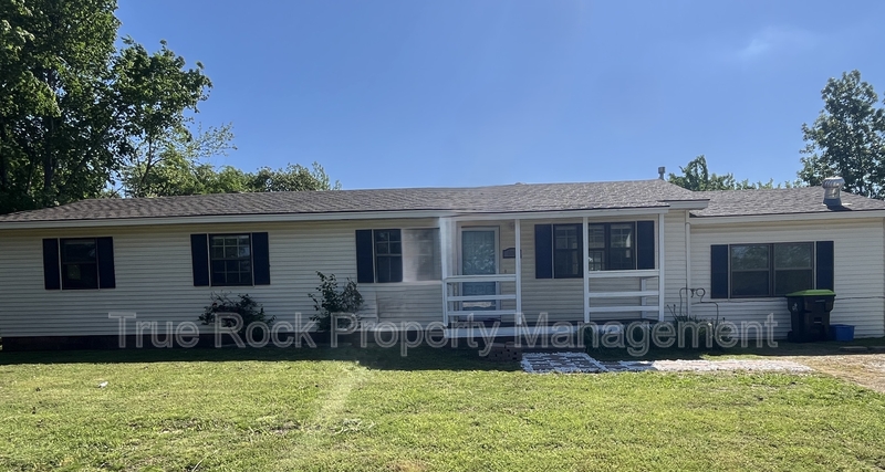 Ada House: 808 N Wolfe Lane