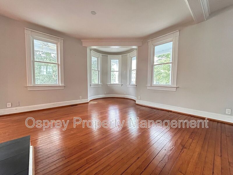 Charming 2-Bedroom Home -Close to Downtown Hampton! *ASK ABOUT OUR ZERO DEPOSIT* - Photo 5