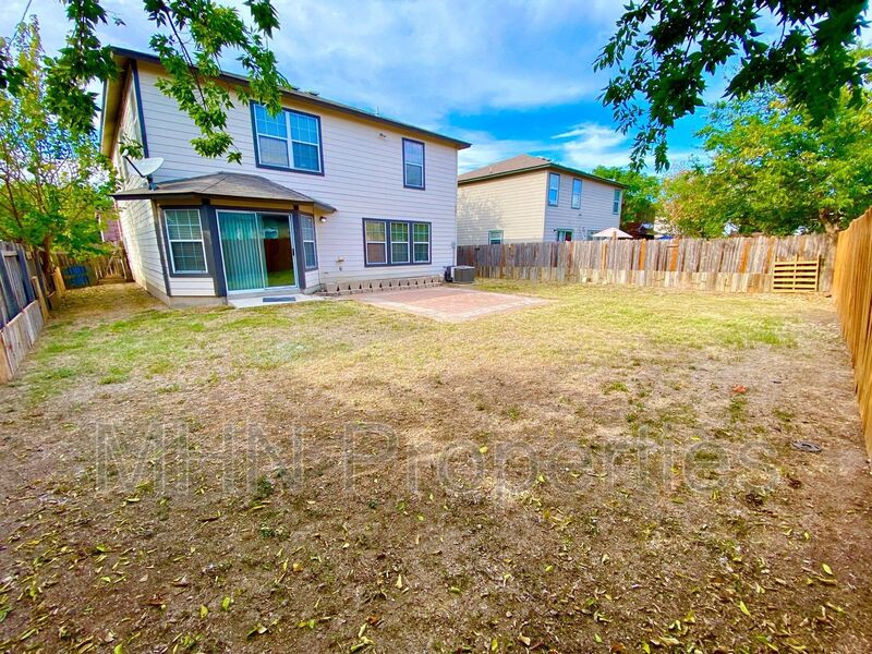 Large and Lovely3 bed/2.5 bath 2-story, right in the heart of new Braunfels, off 35-S and Seguin Avenue! - Photo 31