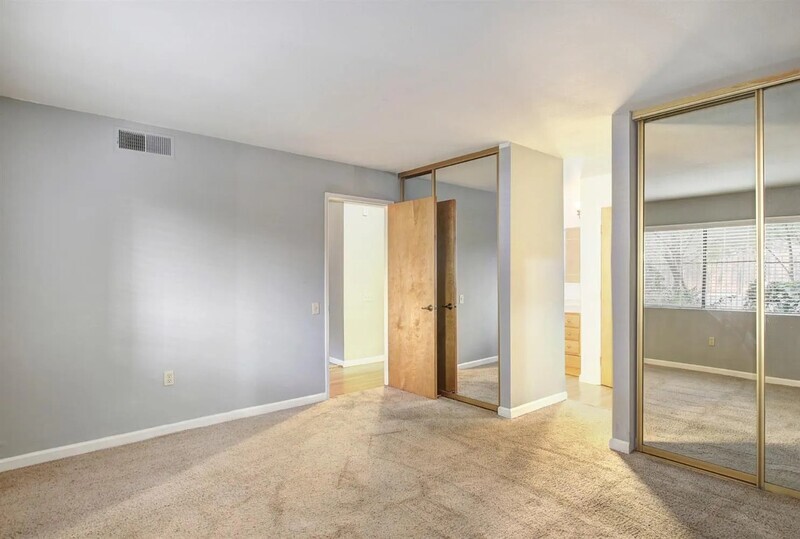 Sacramento Condo: 886 Woodside Ln E