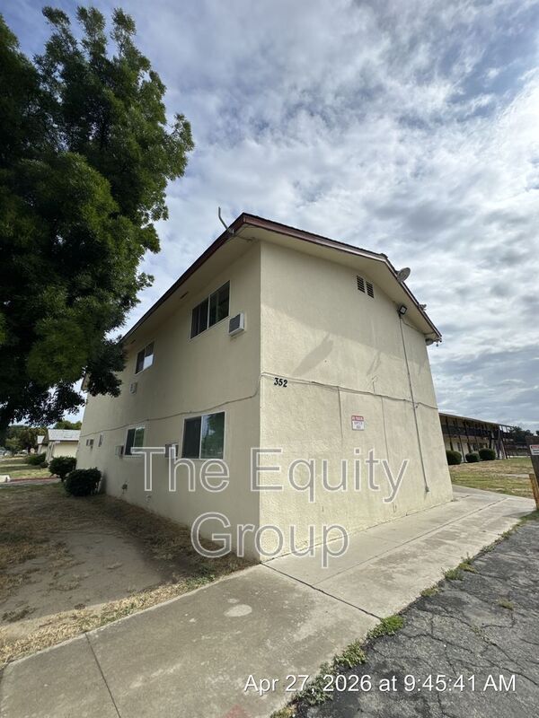 Tulare Condo: 352 S Blackstone St