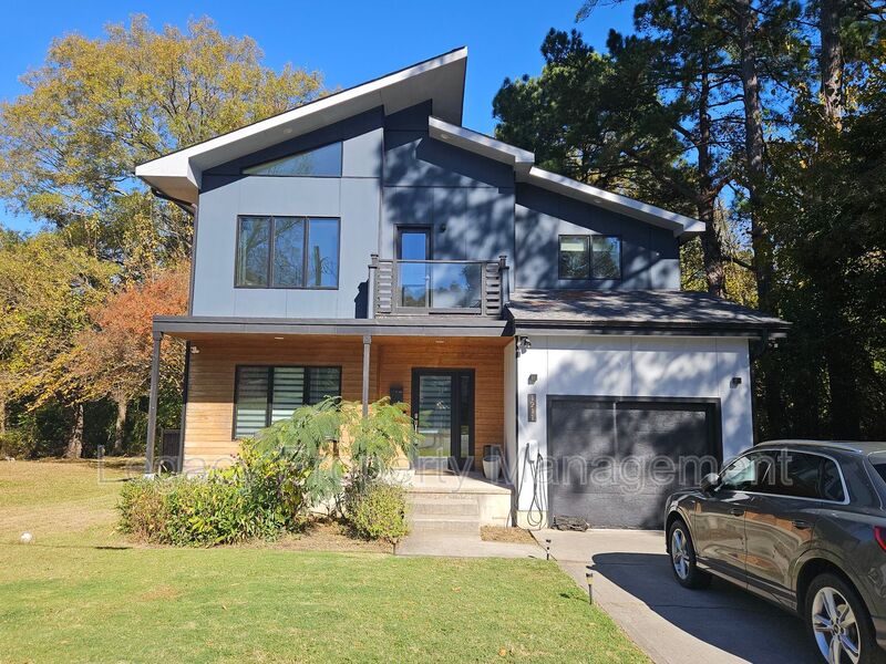 Durham House: 1211 Gilbert St