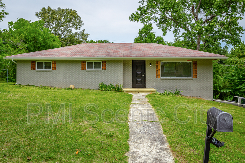 Hixson House: 1375 Orbit Dr