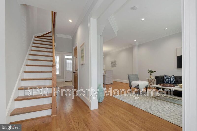 Washington House: 431 Manor PL NW