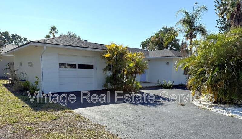 Dunedin House: 225 Cevera Dr