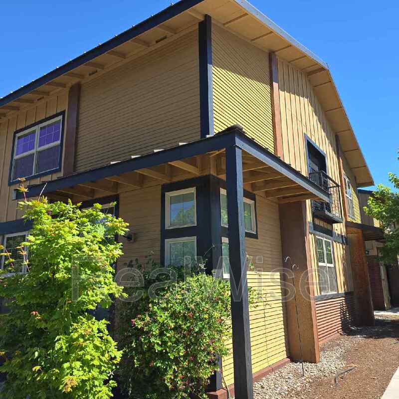Redmond Condo: 738 W Antler Ave