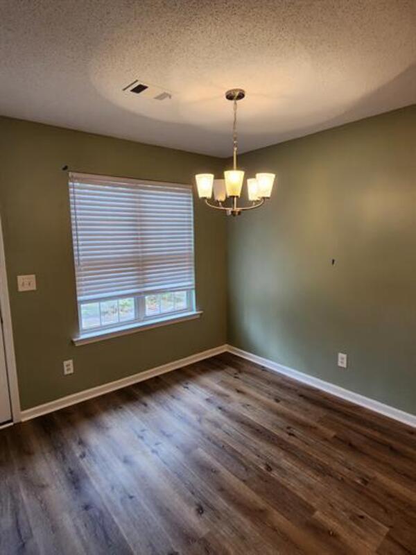 Warner Robins House: 404 Dunmurry Place