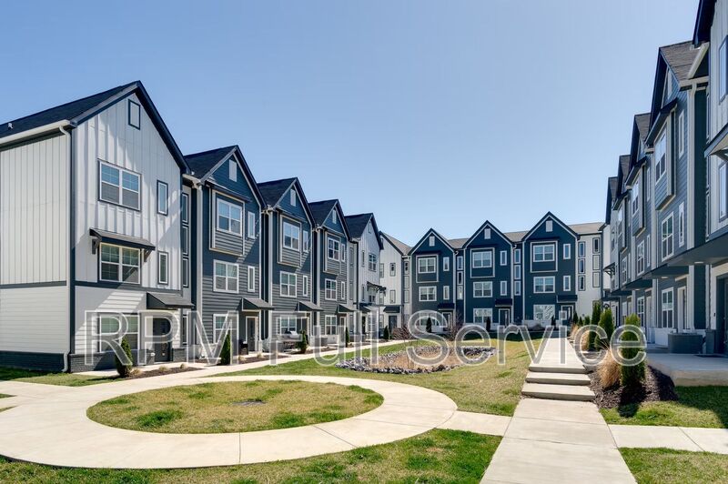 Madison House: 700 N Dupont Avenue