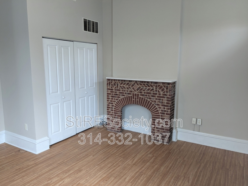 St. Louis Condo: 229 W. Steins St. #1F
