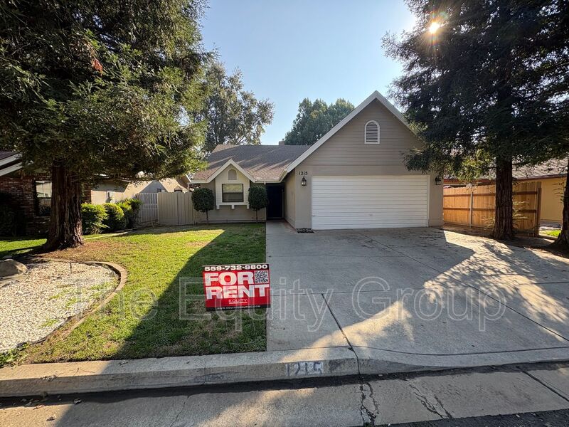 Visalia House: 1215 West Whispering Pines Ct