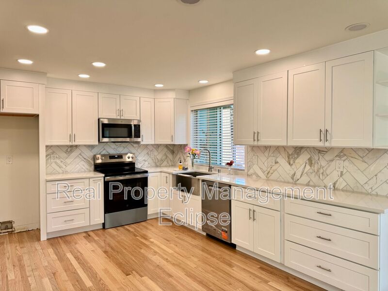 Redmond House: 10316 176th Ave NE