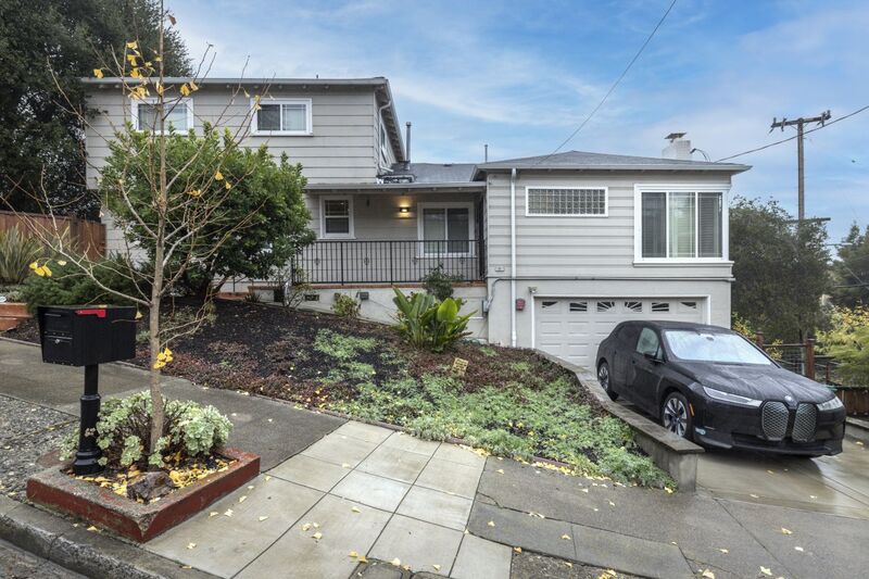 Oakland House: 3440 Oak Knoll Boulevard - 3