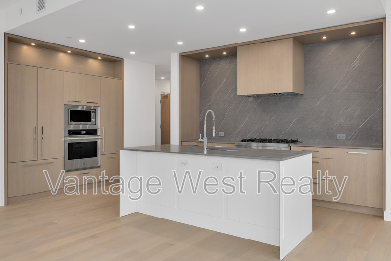 Kelowna Condo: 216-3389 Lakeshore Rd