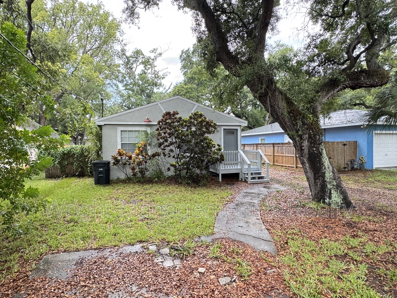 Safety Harbor House: 545 Pine Street