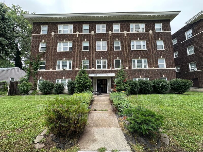 Kansas City House: 305-307 N Gladstone Blvd