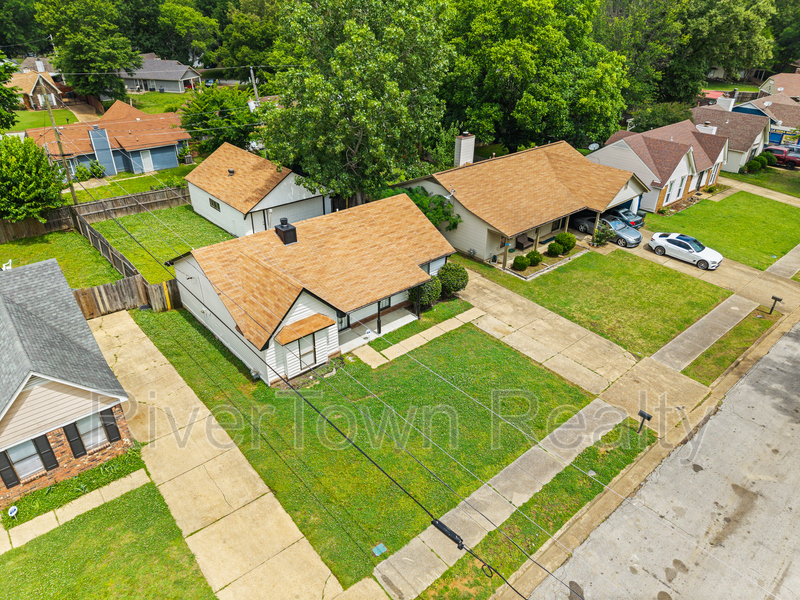 Memphis House: 4585 Berrypick Ln S