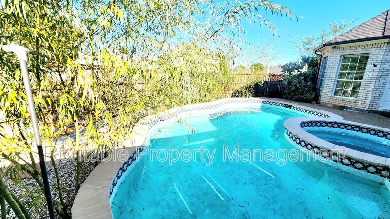 Lewisville House: 1185 Len Mar Dr