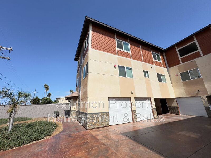 Oceanside House: 2030 Broadway Street