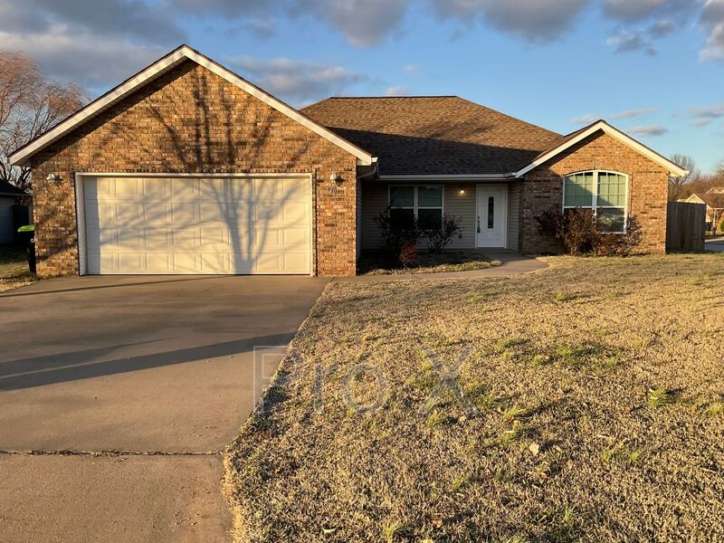 Webb City House: 1301 April Crossing