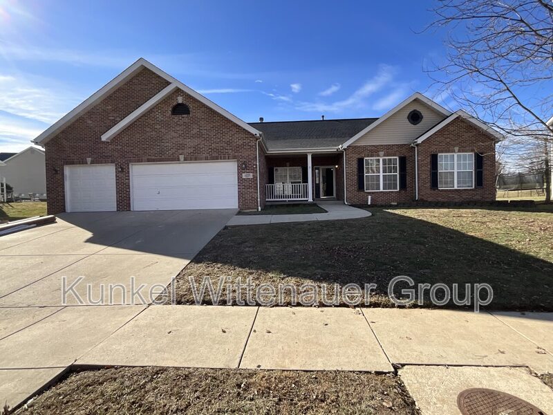 Belleville House: 2308 Fourlakes Drive