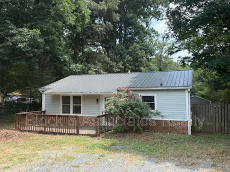 Randleman House: 170 New Salem Rd