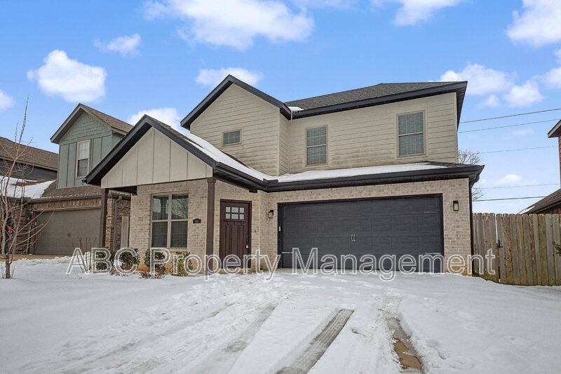 Bentonville House: 3213 SW Hillstone Ave