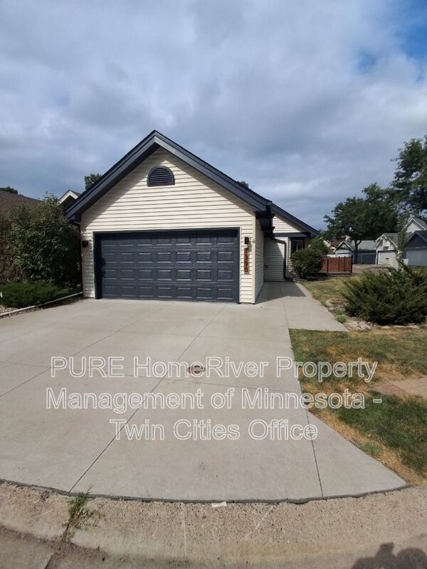 Oakdale Townhome: 1390 Granada Trl N