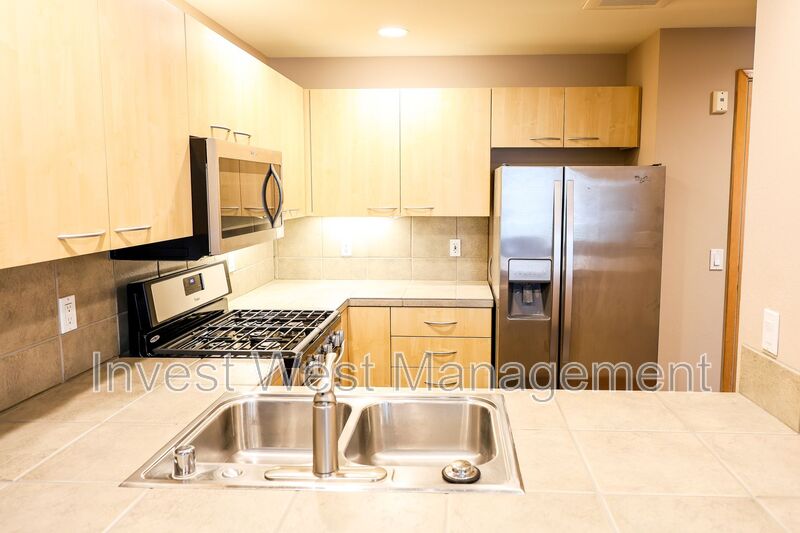 Vancouver House: 300 W 8 St