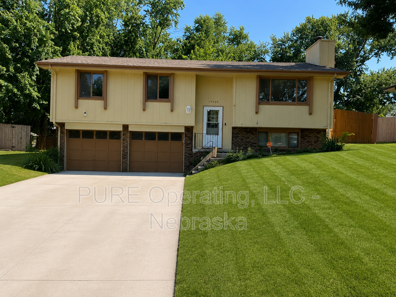 Omaha House: 15229 Y St