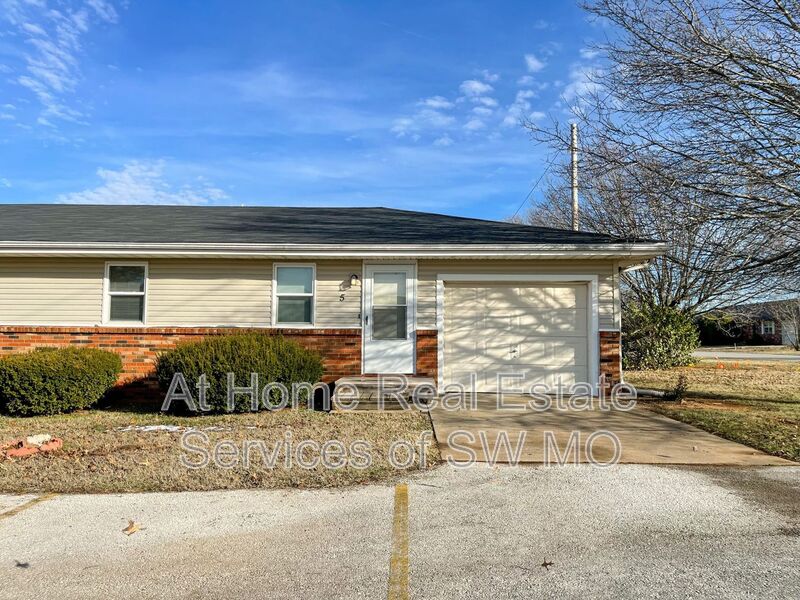 Nixa Condo: 621 W Meadowview