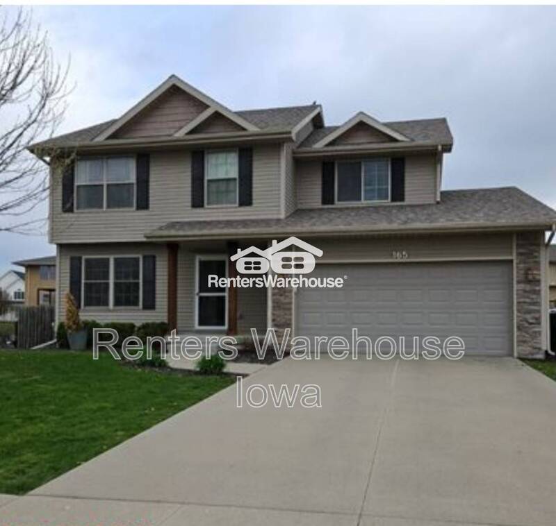 Waukee House: 165 SE Pleasant View Drive