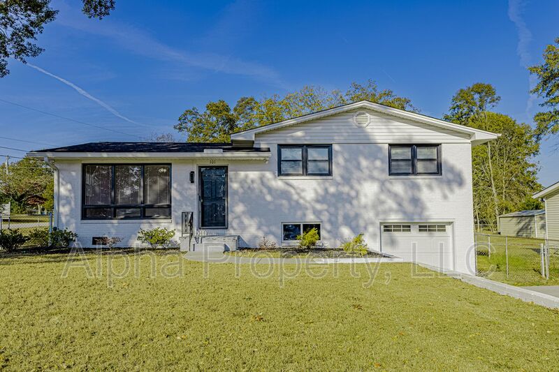 Simpsonville House: 101 Gary Ave