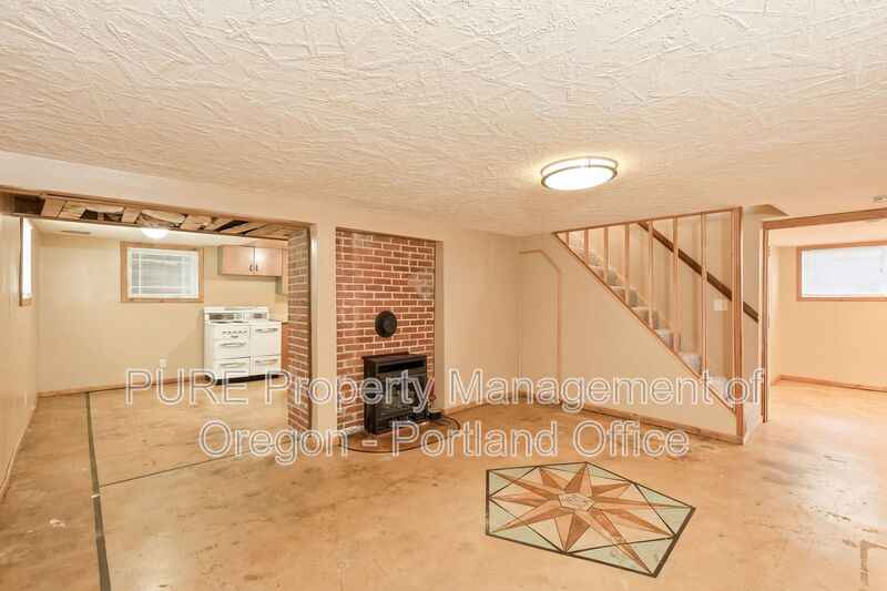 Portland House: 6320 NE Simpson St