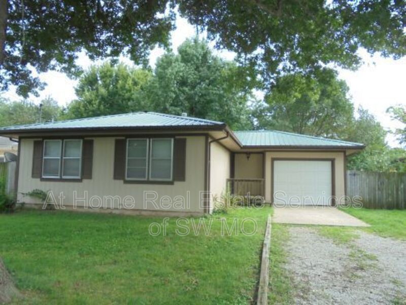 Springfield House: 3410 W Maple Dr