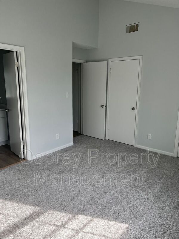 Renovated 2 Bedroom Condo on second floor!! Available Immediately!! - Slider navigation 11