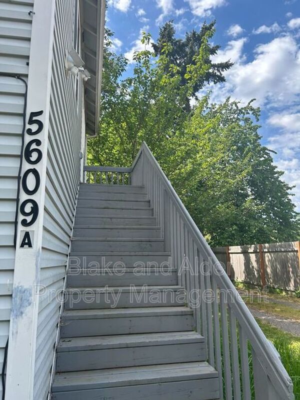 Portland House: 5609-A SE 117TH Ave