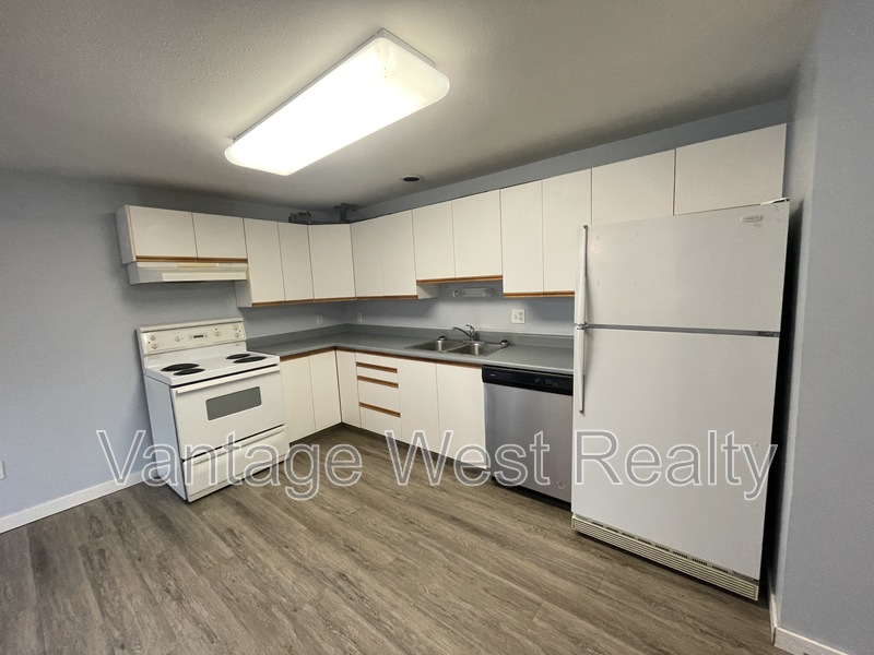Kelowna House: 2433-B Sexsmith Rd