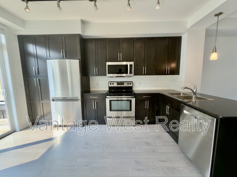 Kelowna House: #4 - 625 Boynton Place