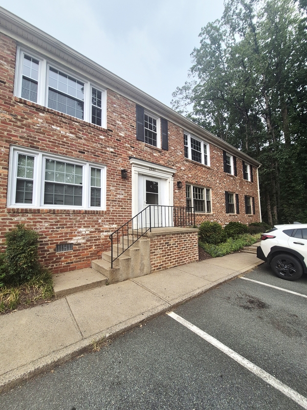 CHARLOTTESVILLE House: 2404 Barracks Ct apt 1 - 1