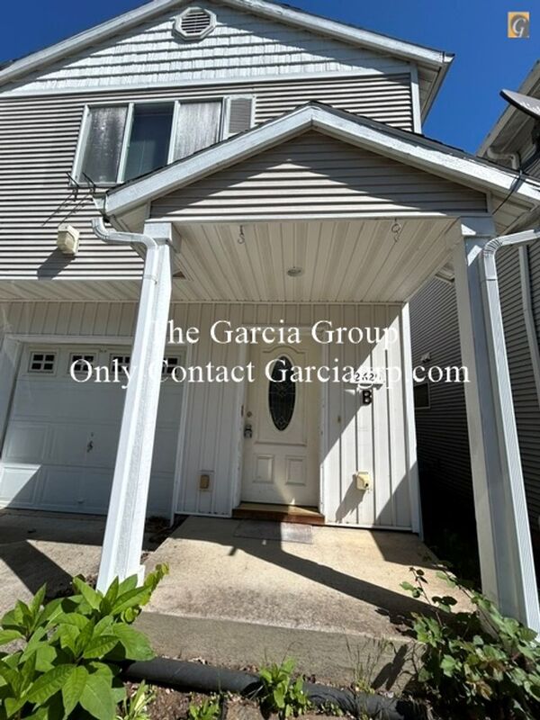 Portland Townhome: 12625 SE Division St