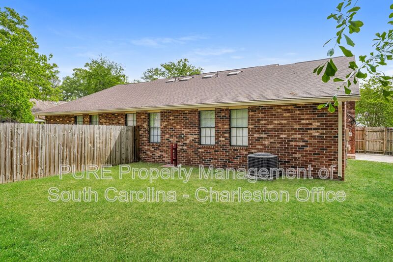 Ladson House: 9508 S Cardinal Dr